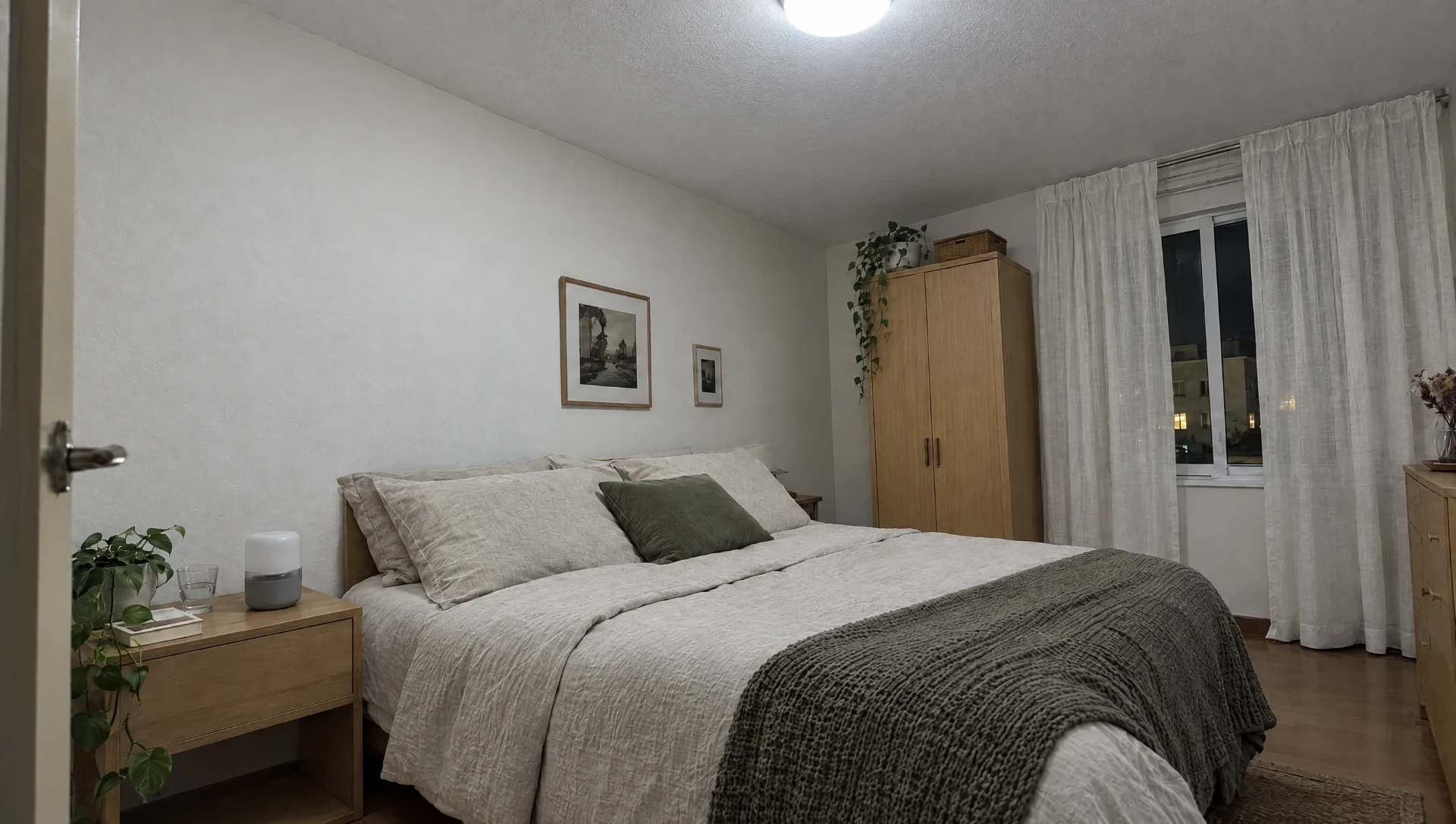 Dormitorio con la luz del techo encendida